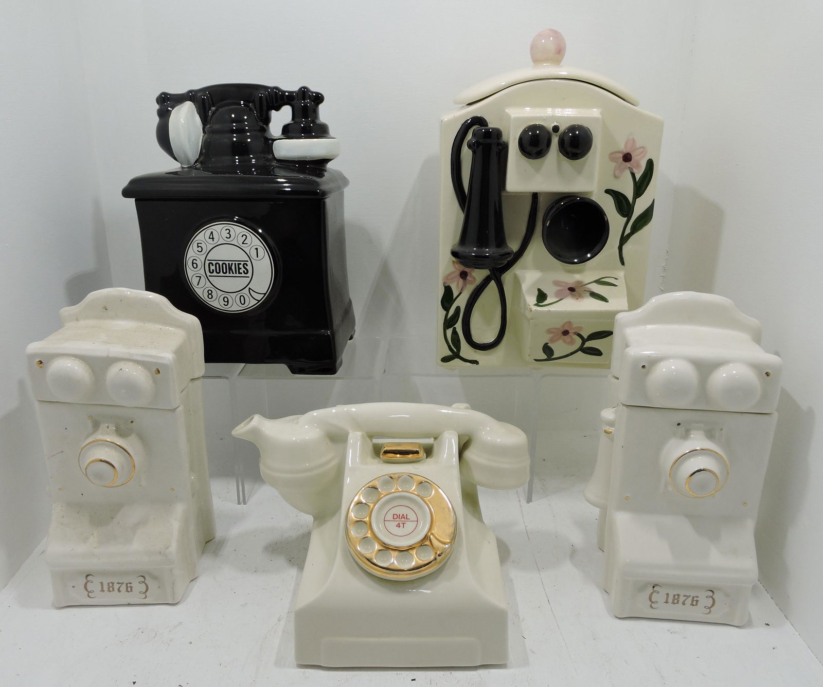 Lot of 4 telephone cookie jars and: 1 teapot