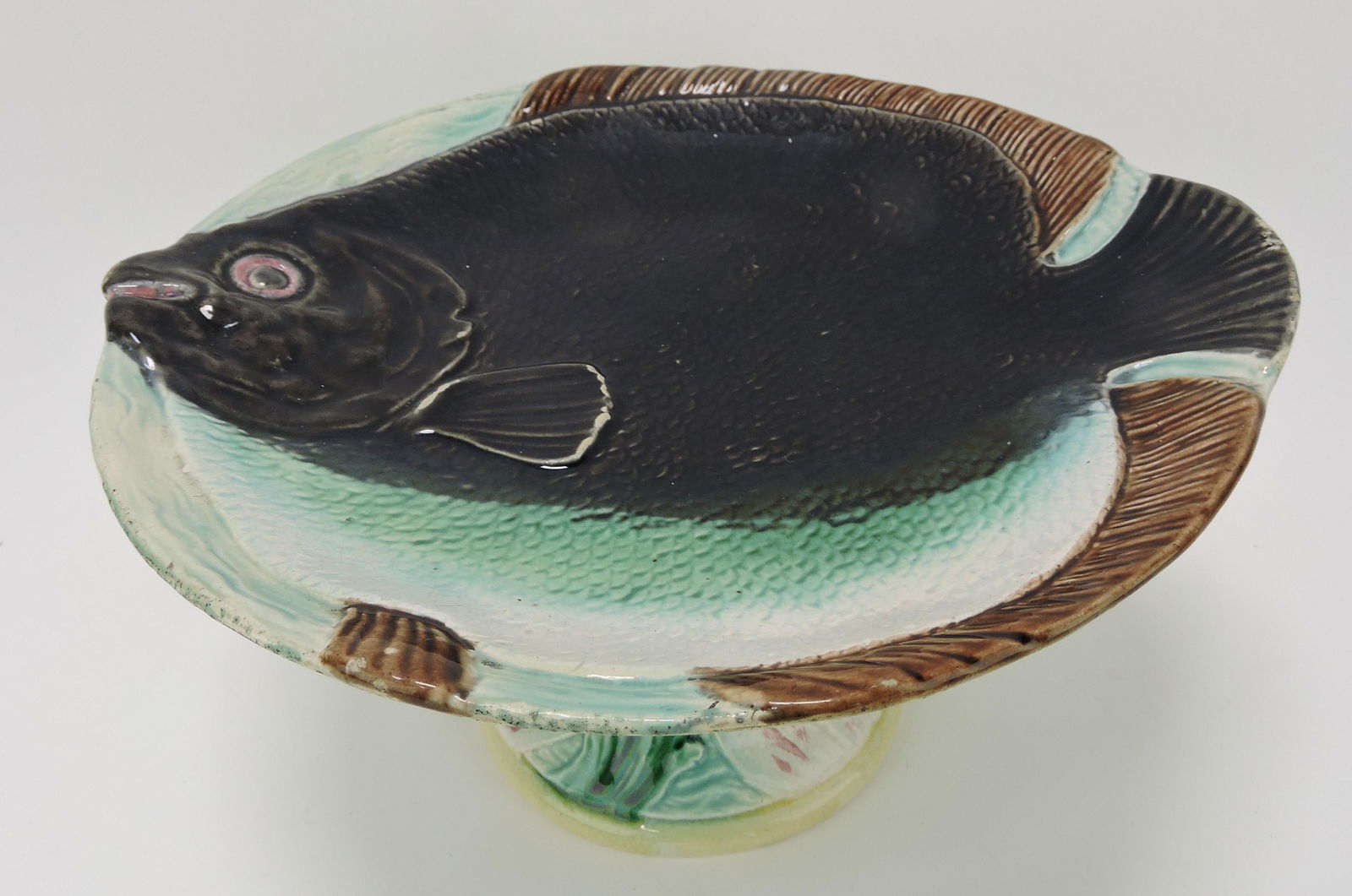 Majolica cake stand with fish on plate, (1 of 1)