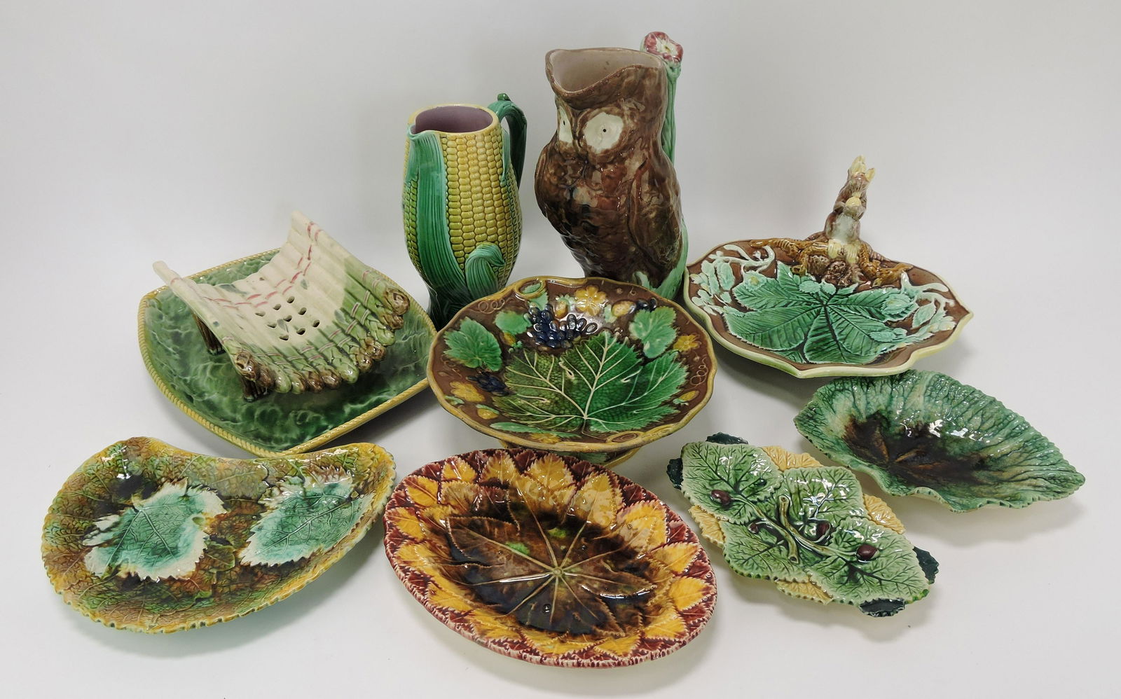 Majolica lot of 9 pieces, various condition: .