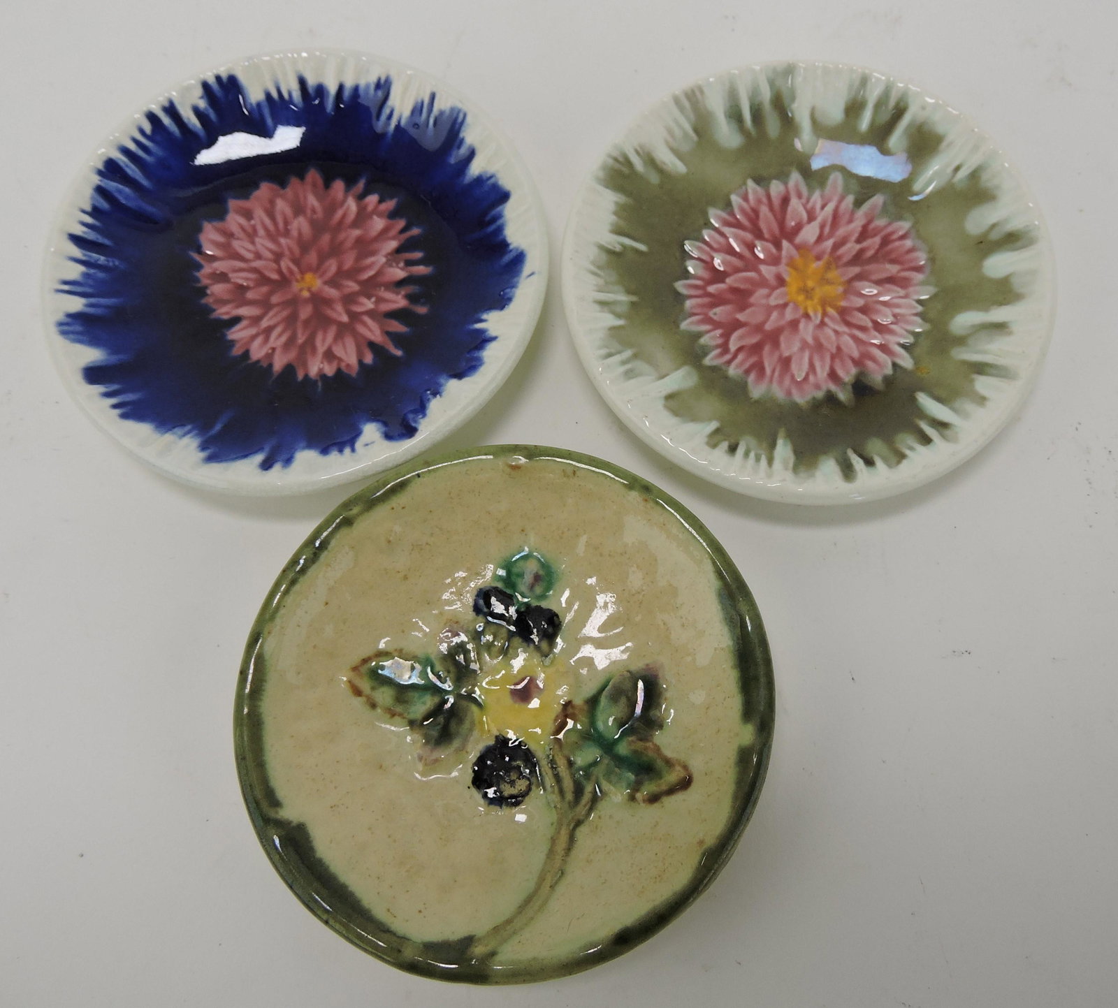 Wedgwood lot of 2 chrysanthemum: butter pats and Clifton blackberry butter pat