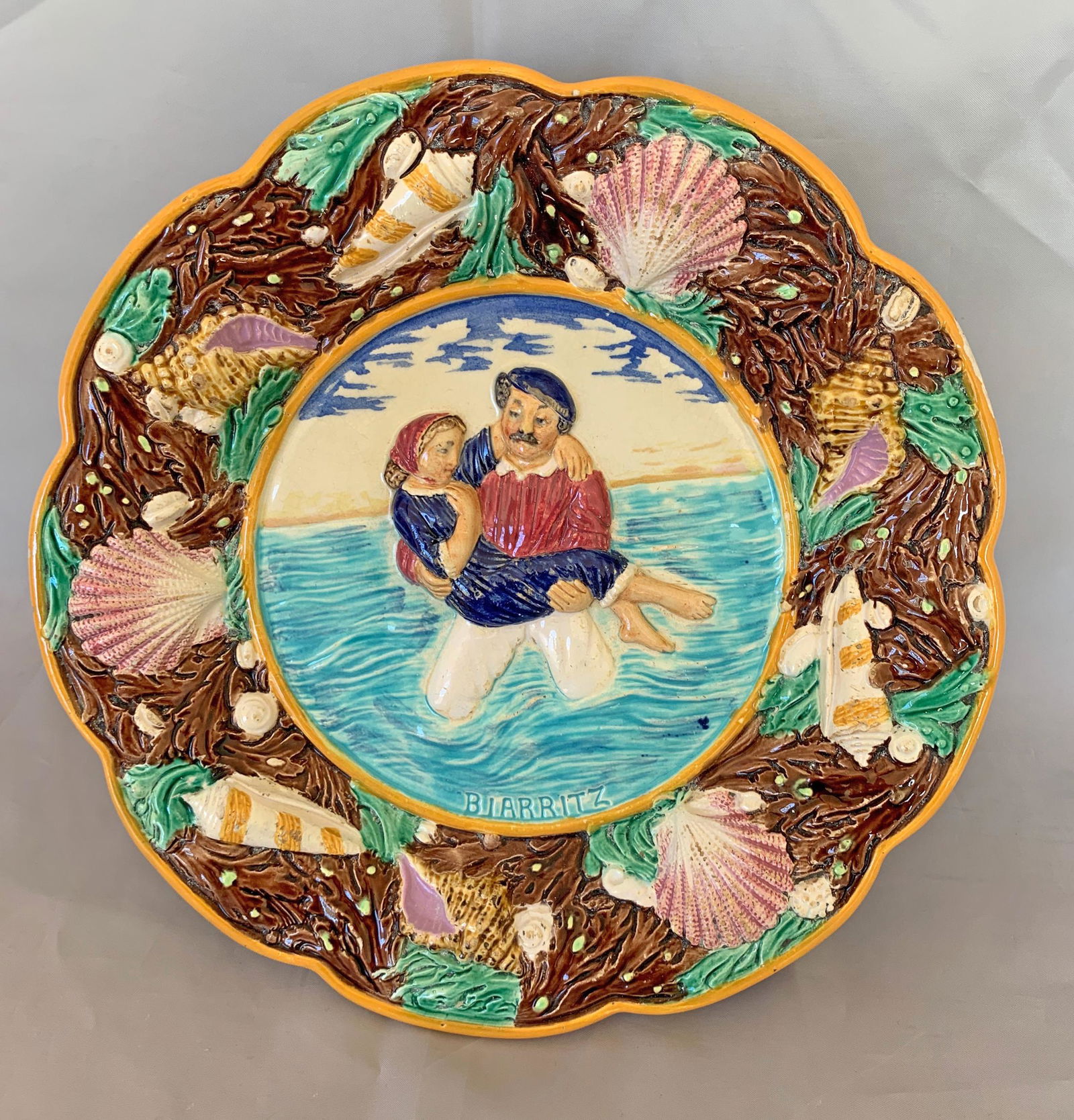 George Jones Majolica 'Biarritz' plate (1 of 2)