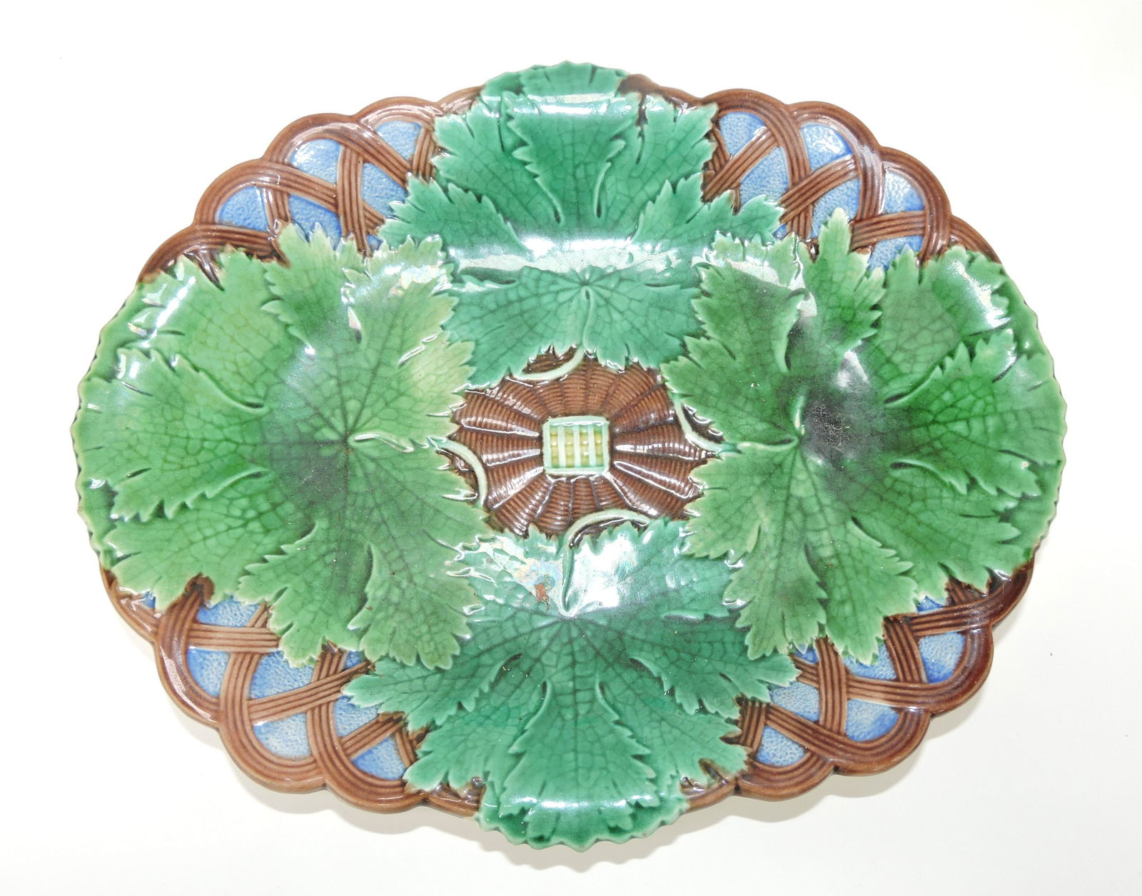 Wedgwood majolica wicker and leaf: tray, 11"