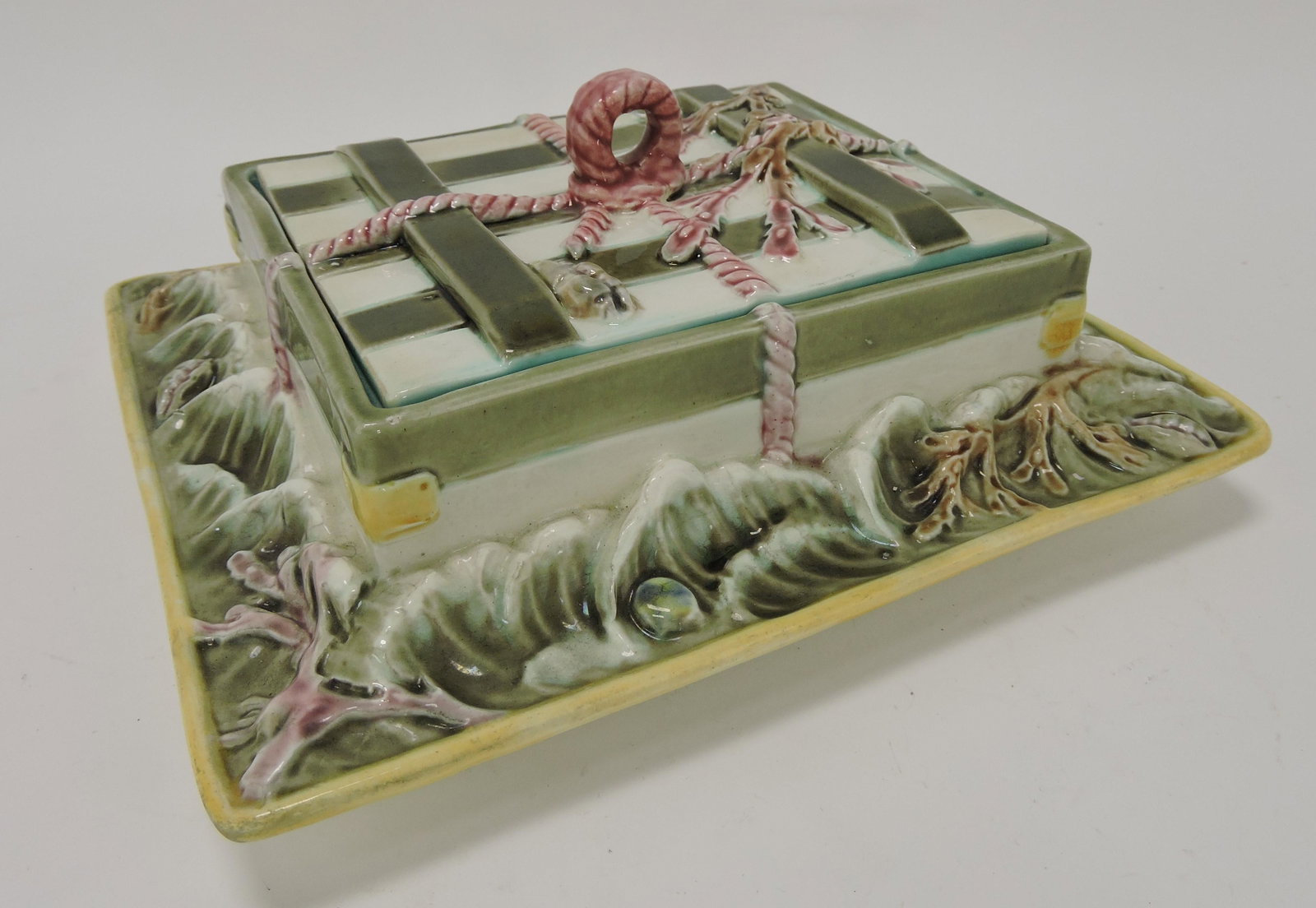 Wedgwood majolica Argenta crate on: waves sardine box, 8", chip to base rim
