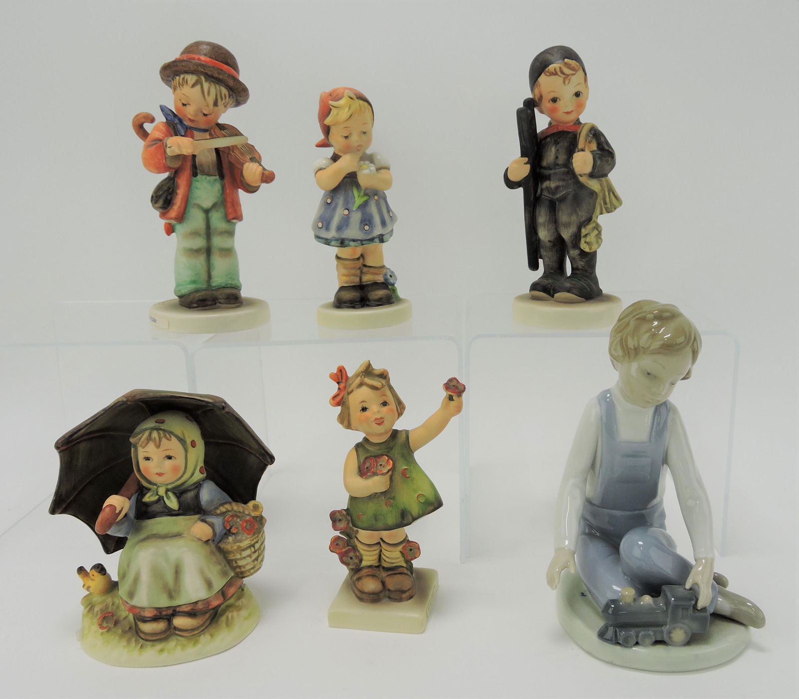 Hummel lot of 5 figures and 1 Lladro (1 of 1)