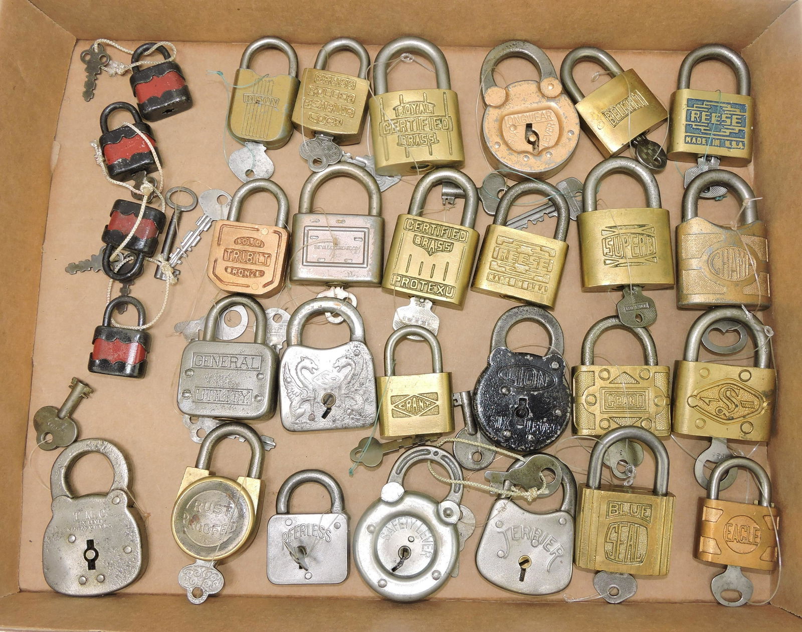 Lot of 29 old padlocks with keys (1 of 1)