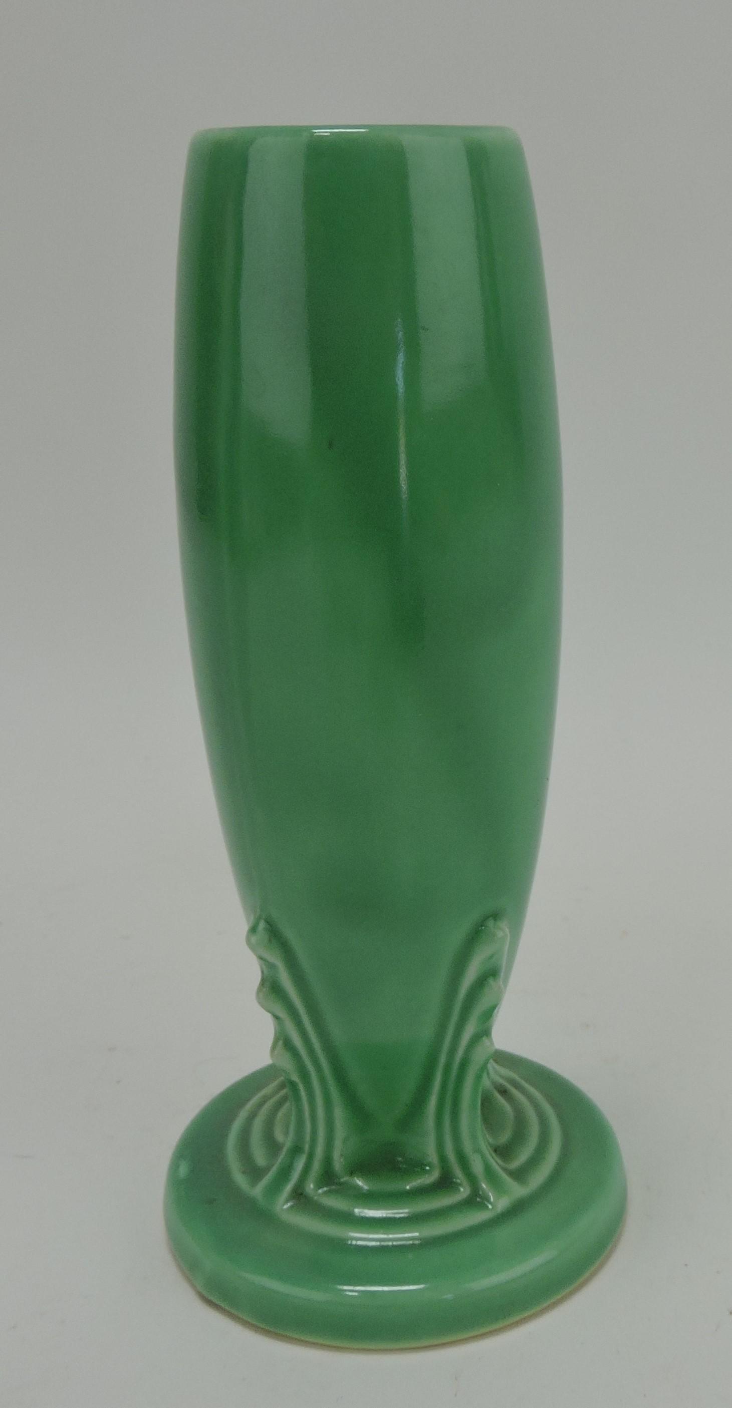 Fiesta bud vase, green, base rim (1 of 1)