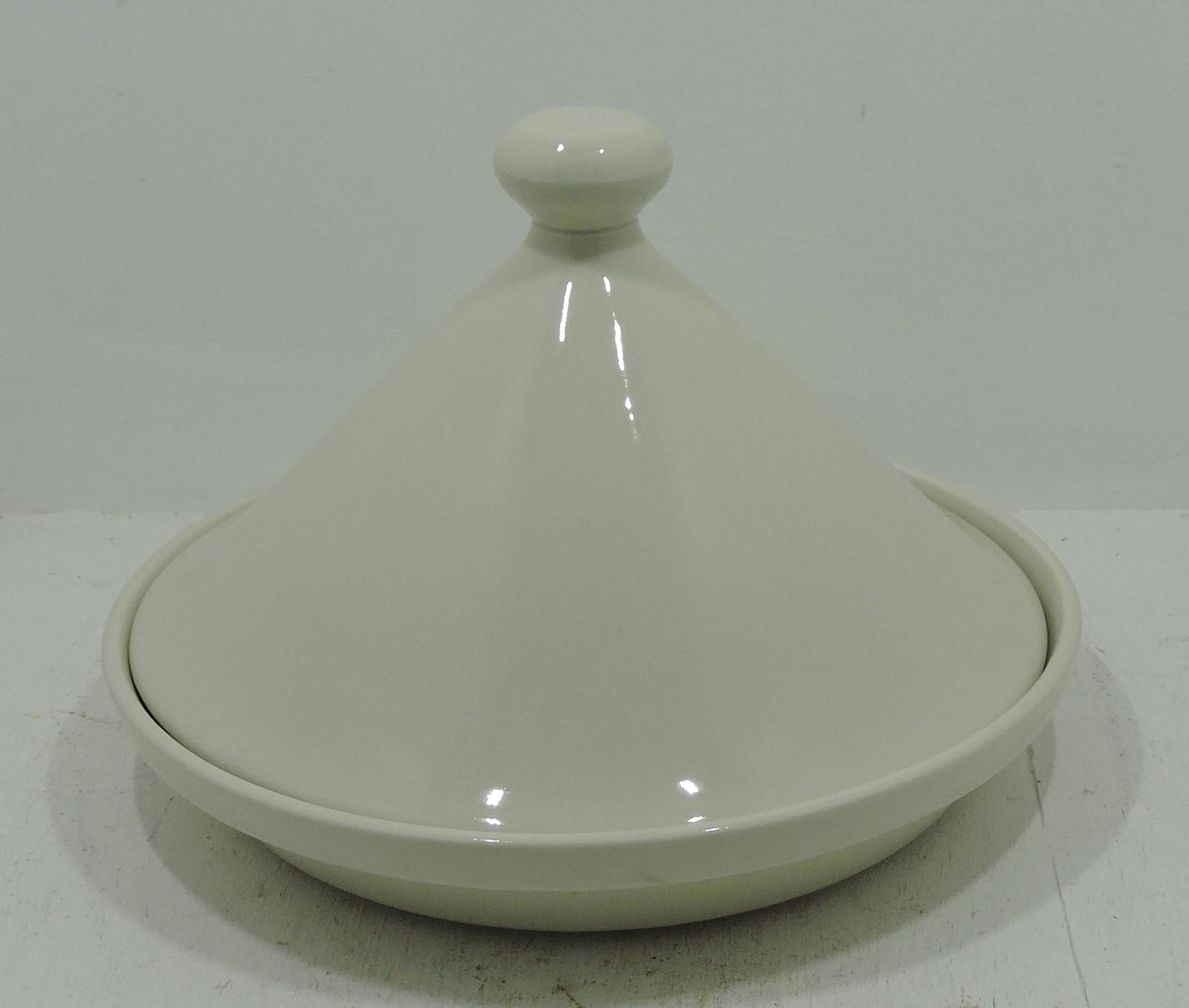 Hall China dome covered casserole (1 of 1)