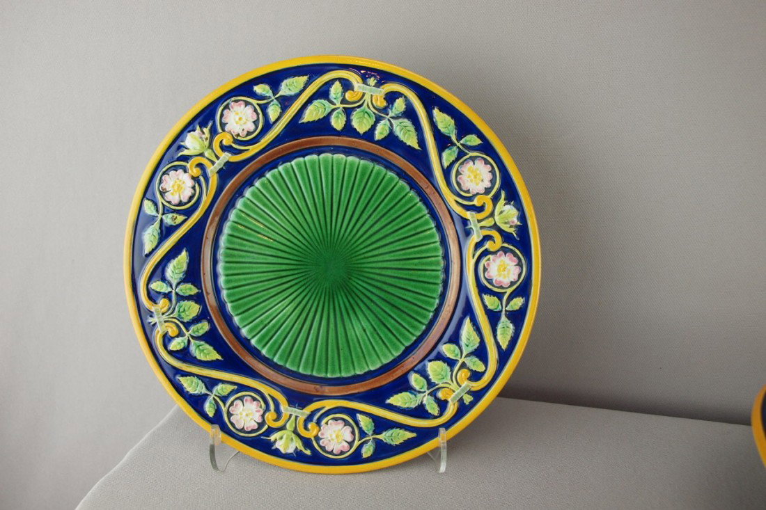 GEORGE JONES cobalt 9" plate with floral border a: GEORGE JONES cobalt 9" plate with floral border and green center, great color