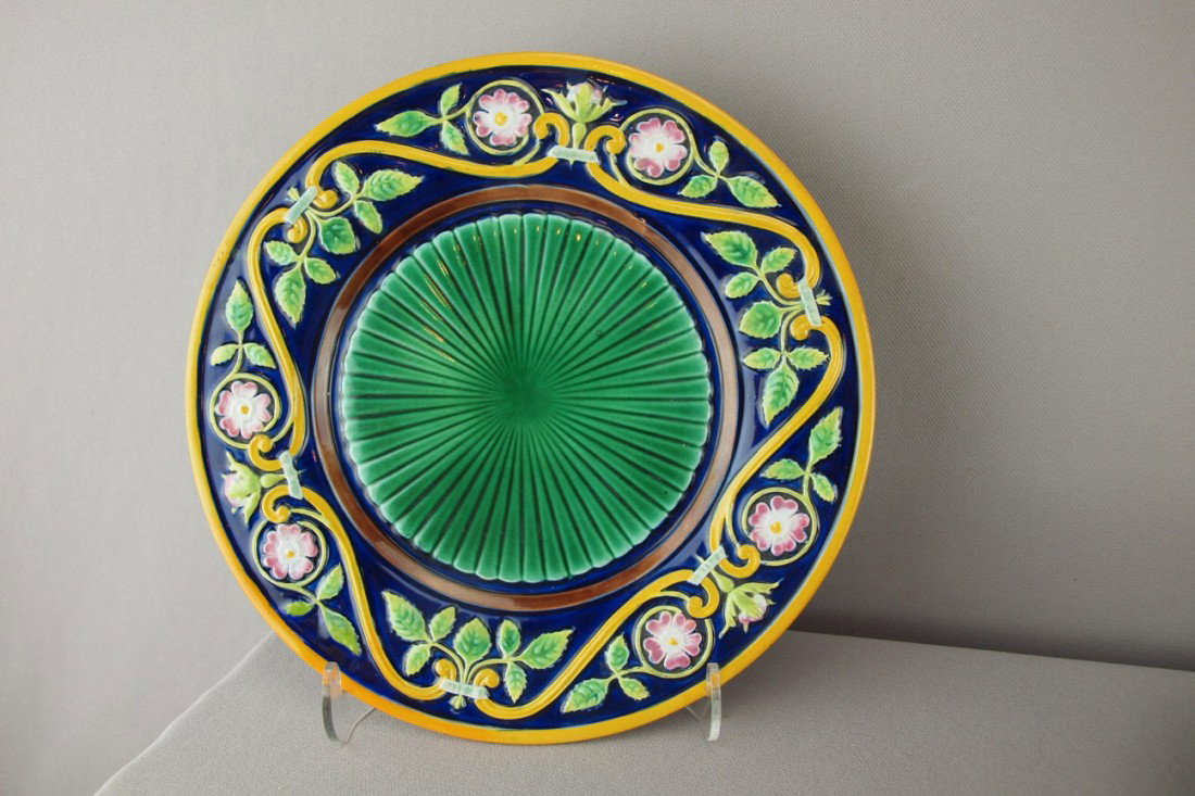GEORGE JONES cobalt 9" plate with floral border a: GEORGE JONES cobalt 9" plate with floral border and green center, great color