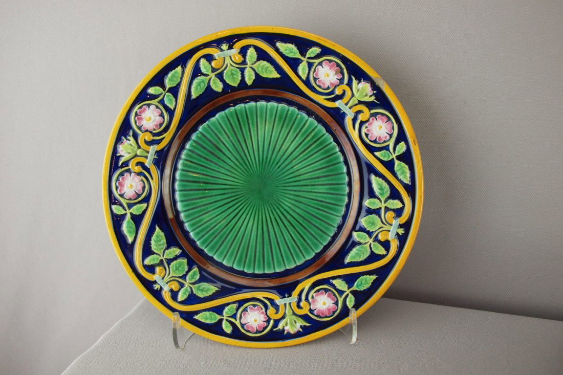 GEORGE JONES cobalt 9" plate with floral border a: GEORGE JONES cobalt 9" plate with floral border and green center, great color, rim chip