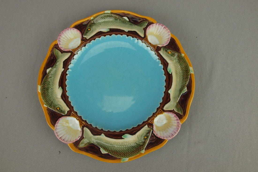 MINTON majolica seafood plate with fish and shell: MINTON majolica seafood plate with fish and shells on border with turquoise center, 10"