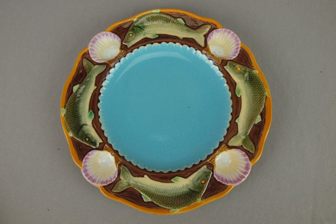 MINTON majolica seafood plate with fish and shell: MINTON majolica seafood plate with fish and shells on border with turquoise center, 10"