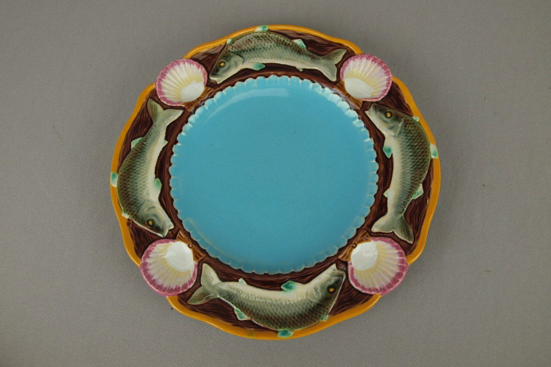 MINTON majolica seafood plate with fish and shell: MINTON majolica seafood plate with fish and shells on border with turquoise center, 10"