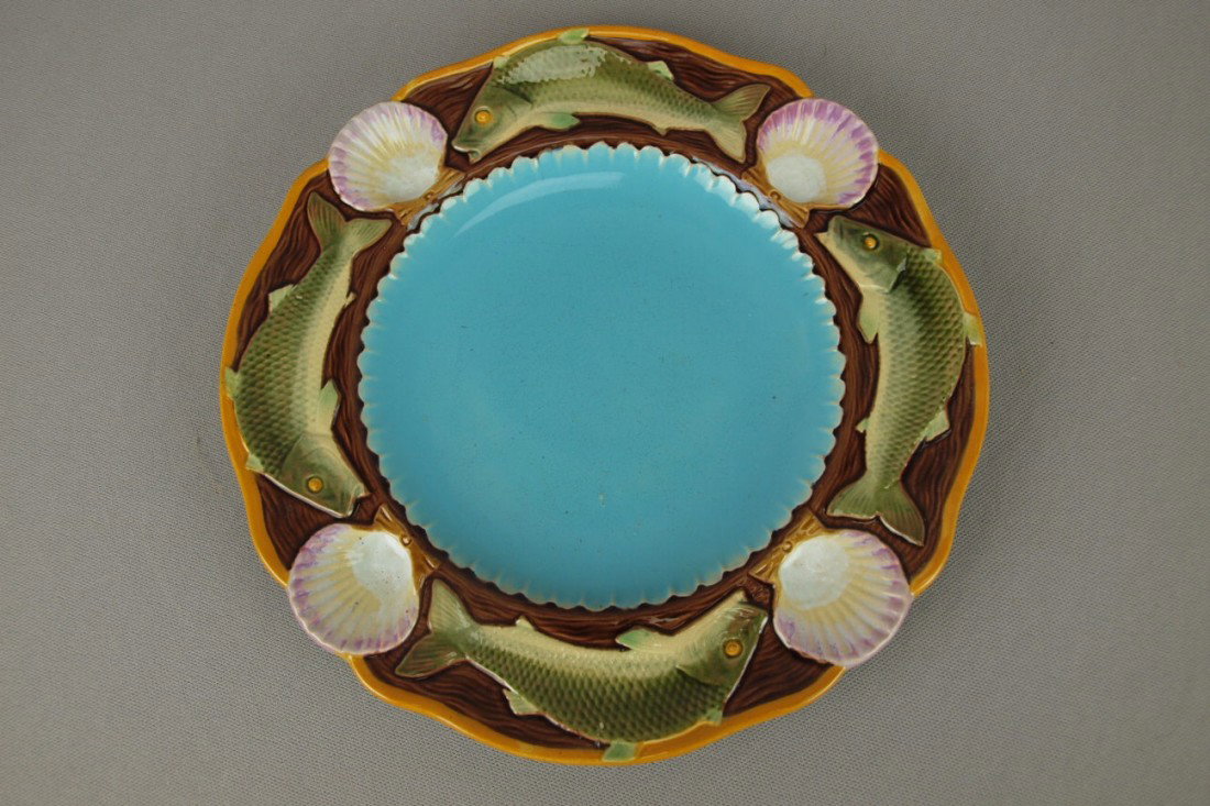 MINTON majolica seafood plate with fish and shell: MINTON majolica seafood plate with fish and shells on border with turquoise center, 10"