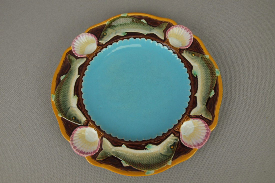 MINTON majolica seafood plate with fish and shell: MINTON majolica seafood plate with fish and shells on border with turquoise center, 10"
