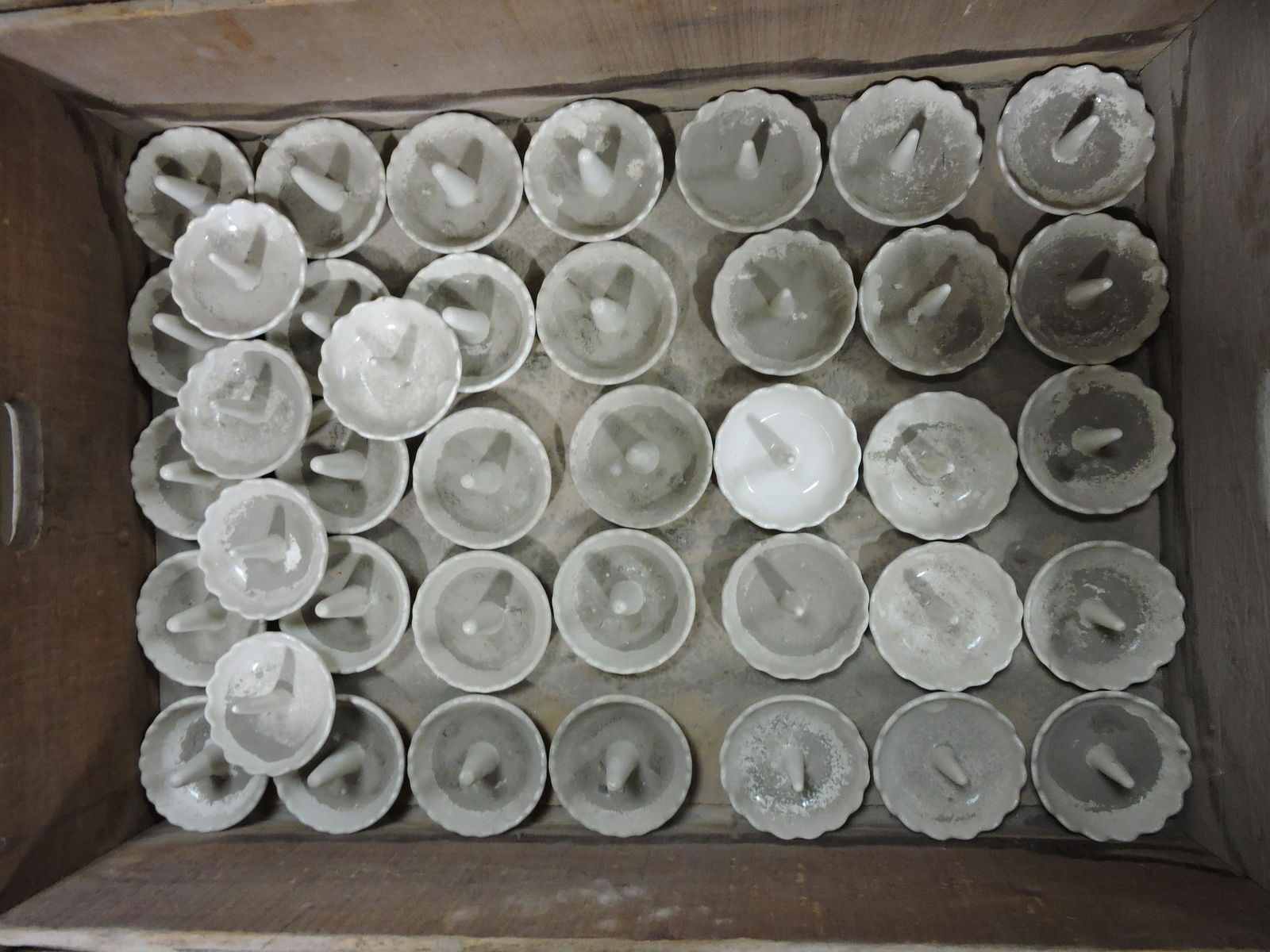 Hall China wooden dish crate with ring: holders