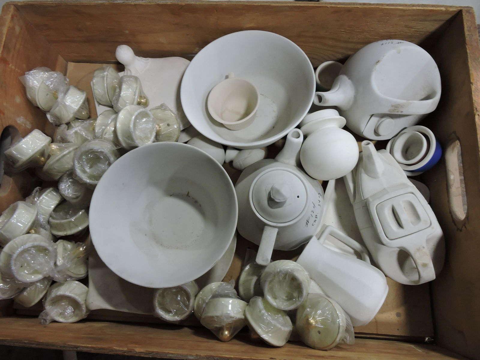 Hall China wooden dish crate with greenware & (1 of 1)