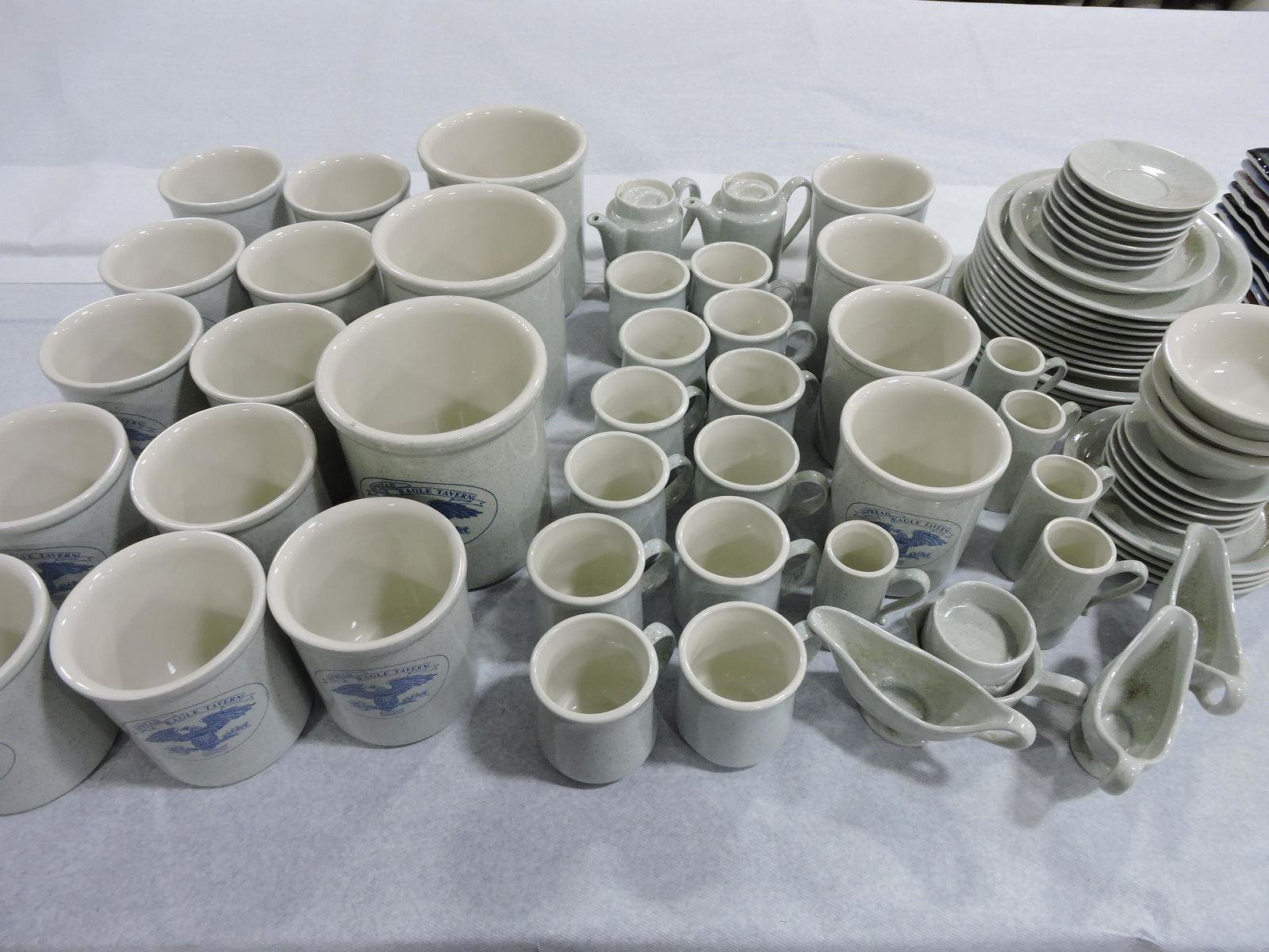 Hall China wooden dish crate with Spread (1 of 1)