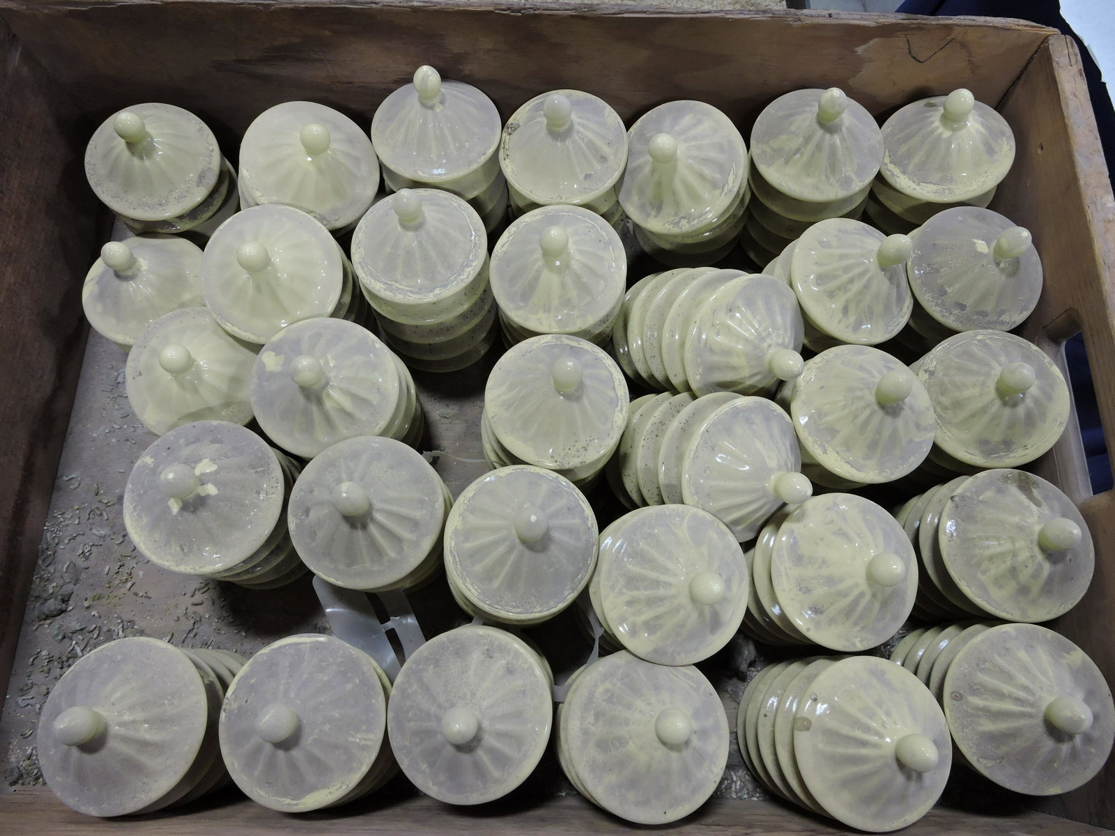 Hall China wooden dish crate with lids,: 2 layers