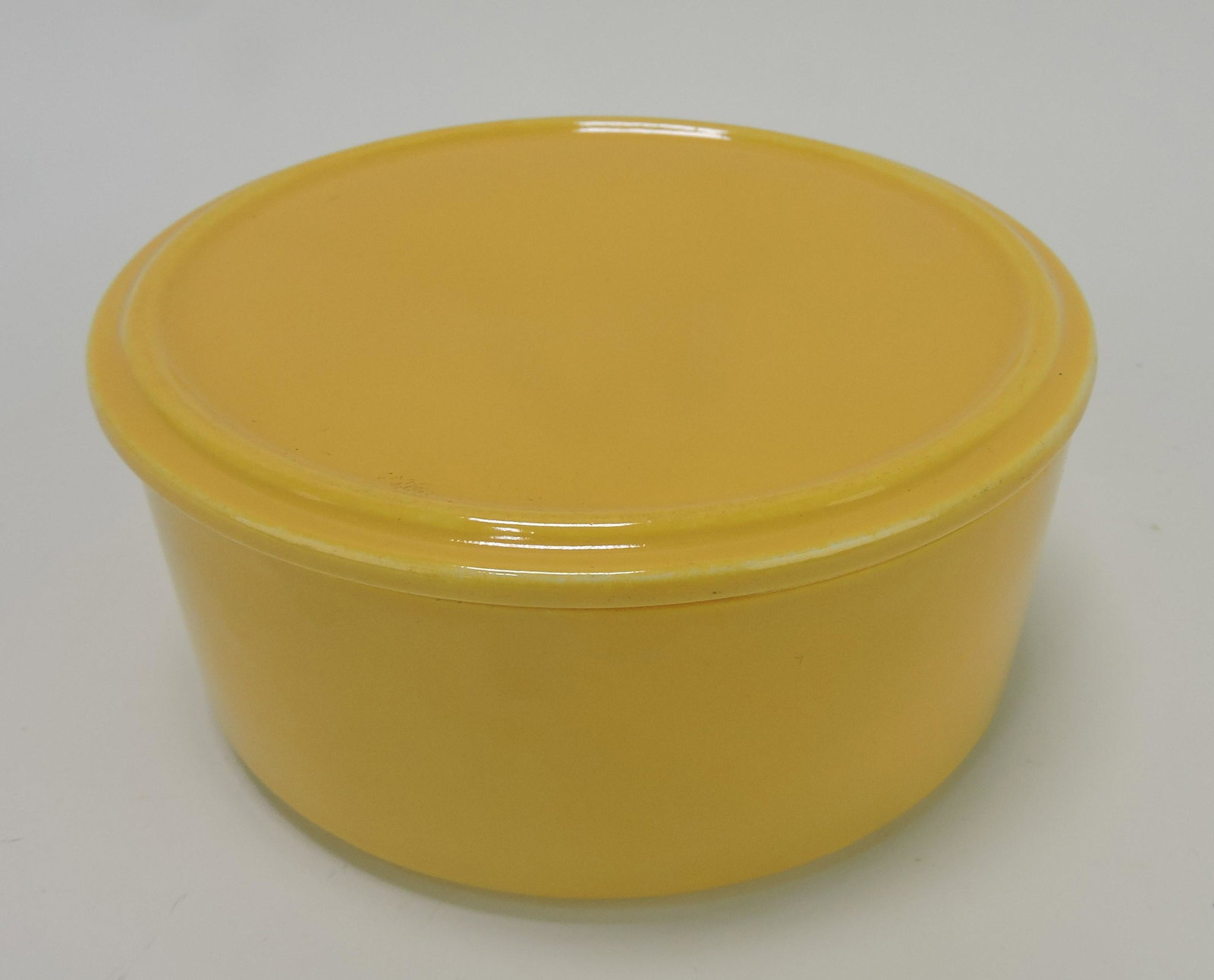 Kitchen Kraft stack unit (nicks) with: lid, yellow