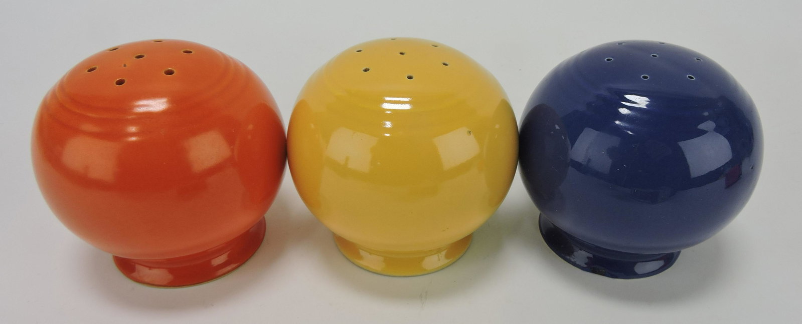 Kitchen Kraft lot of 3 range shakers,: nicks to 2
