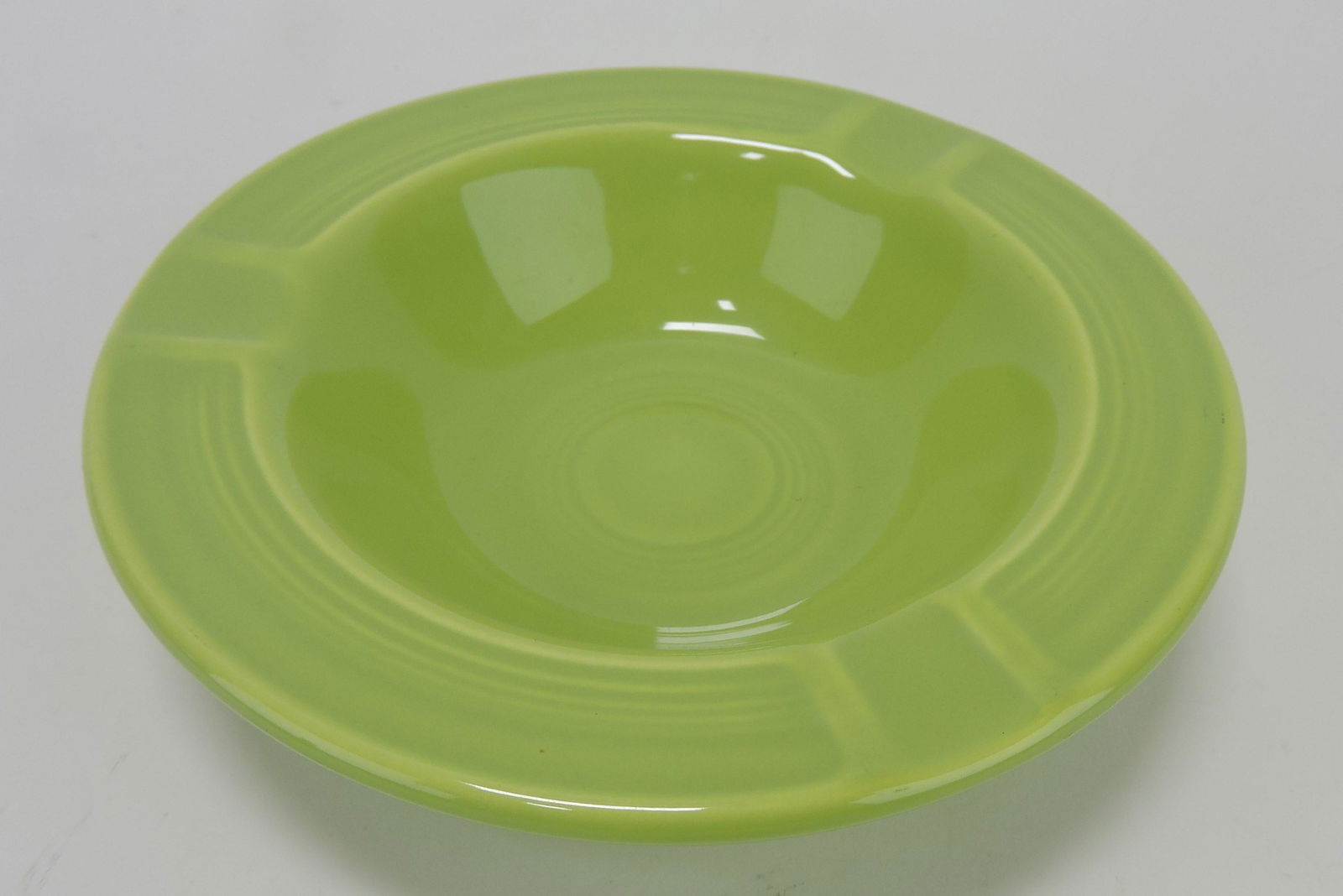 Fiesta ashtray, chartreuse (1 of 1)