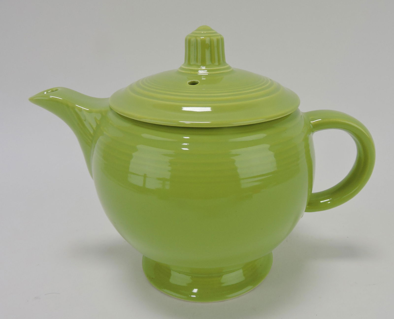 Fiesta medium teapot, chartreuse (1 of 1)