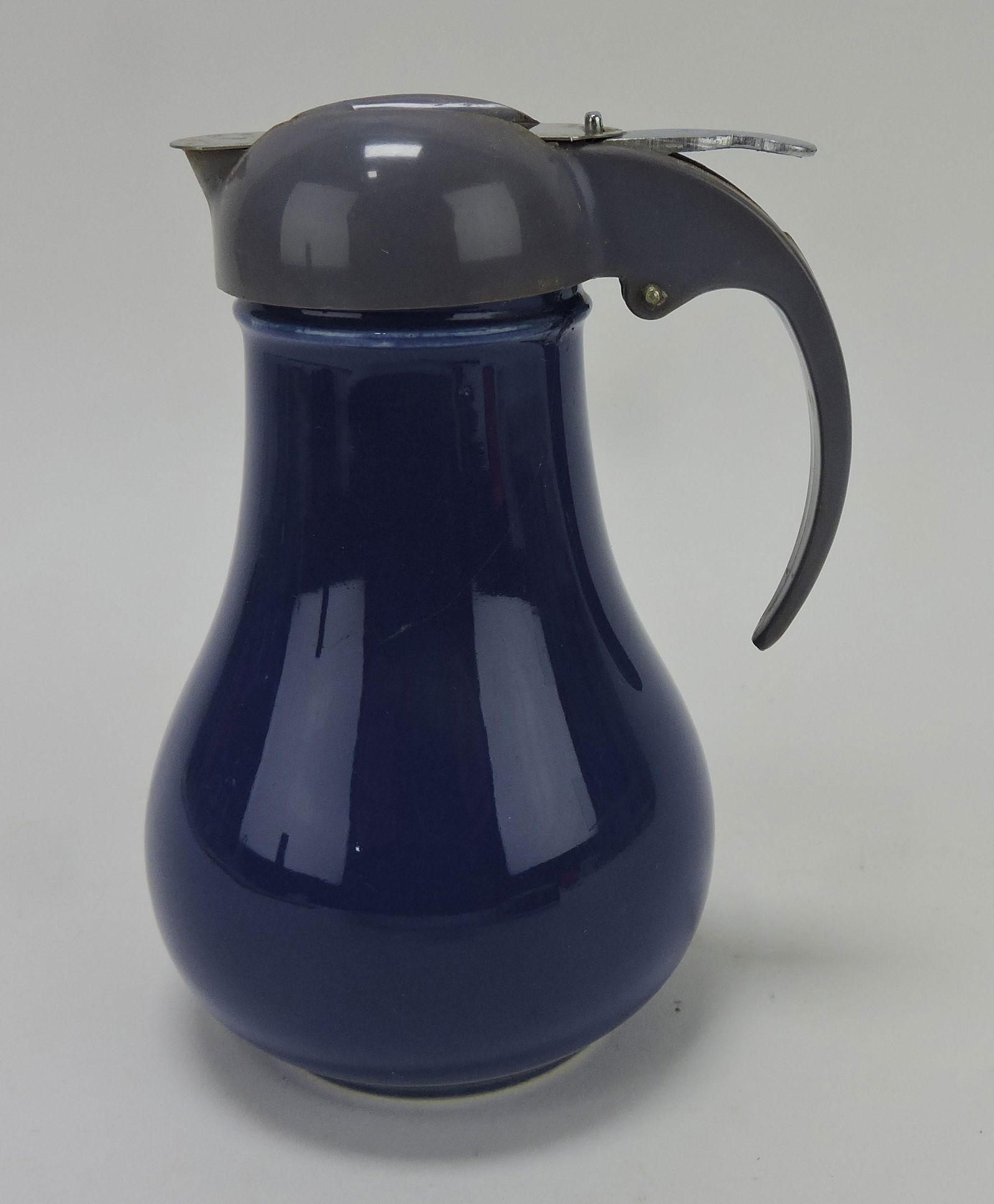 Fiesta syrup pitcher, cobalt, crack (1 of 1)