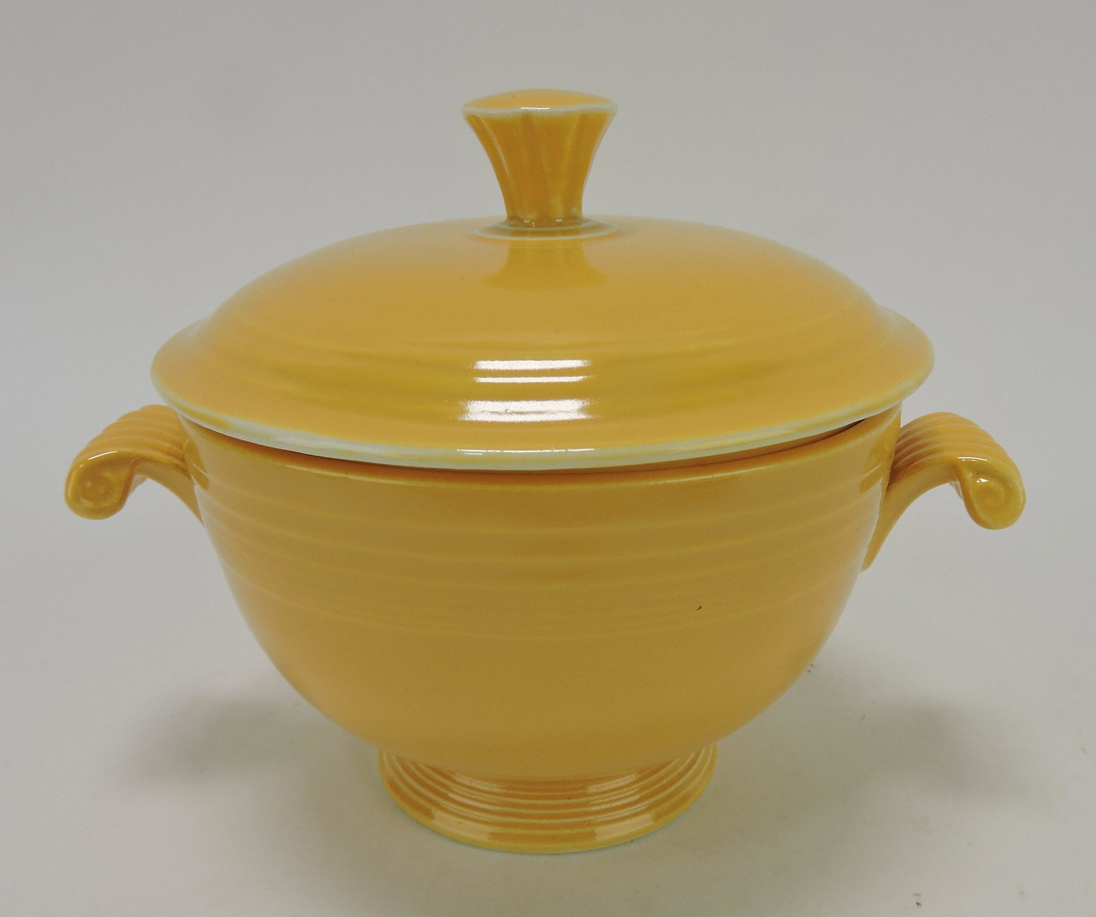 Fiesta covered onion soup, yellow,: chip/hairline to lid, lid wobbles