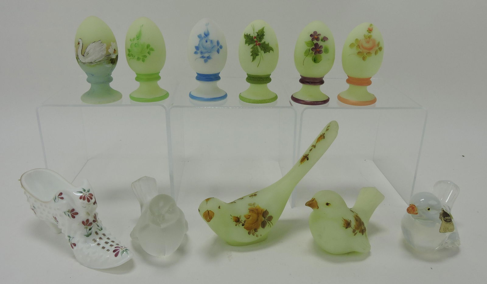Fenton lot of 11 pieces - 6 eggs,: 4 birds, slipper