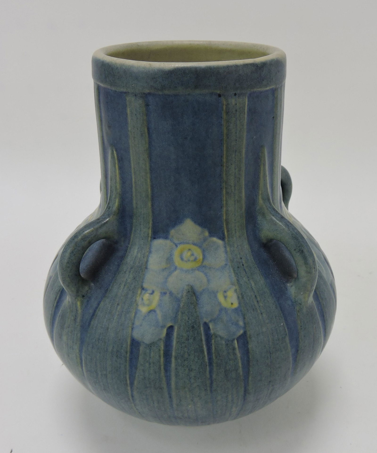 Newcomb College art pottery vase (1 of 5)