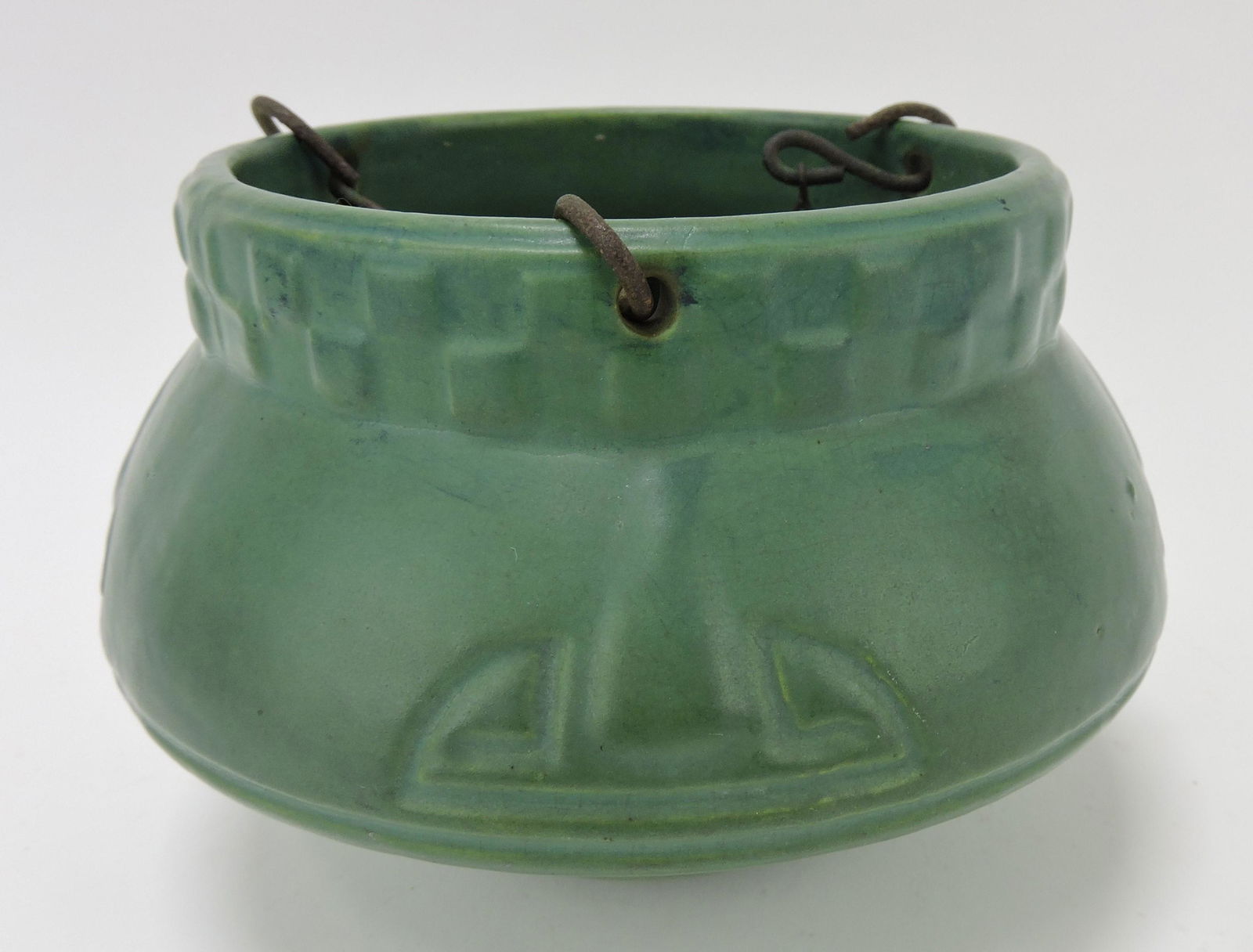 Roseville Egypto hanging planter (1 of 1)