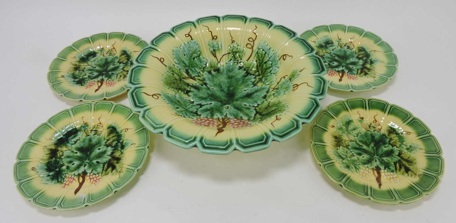 Sarreguemines majolica grape pattern (1 of 1)