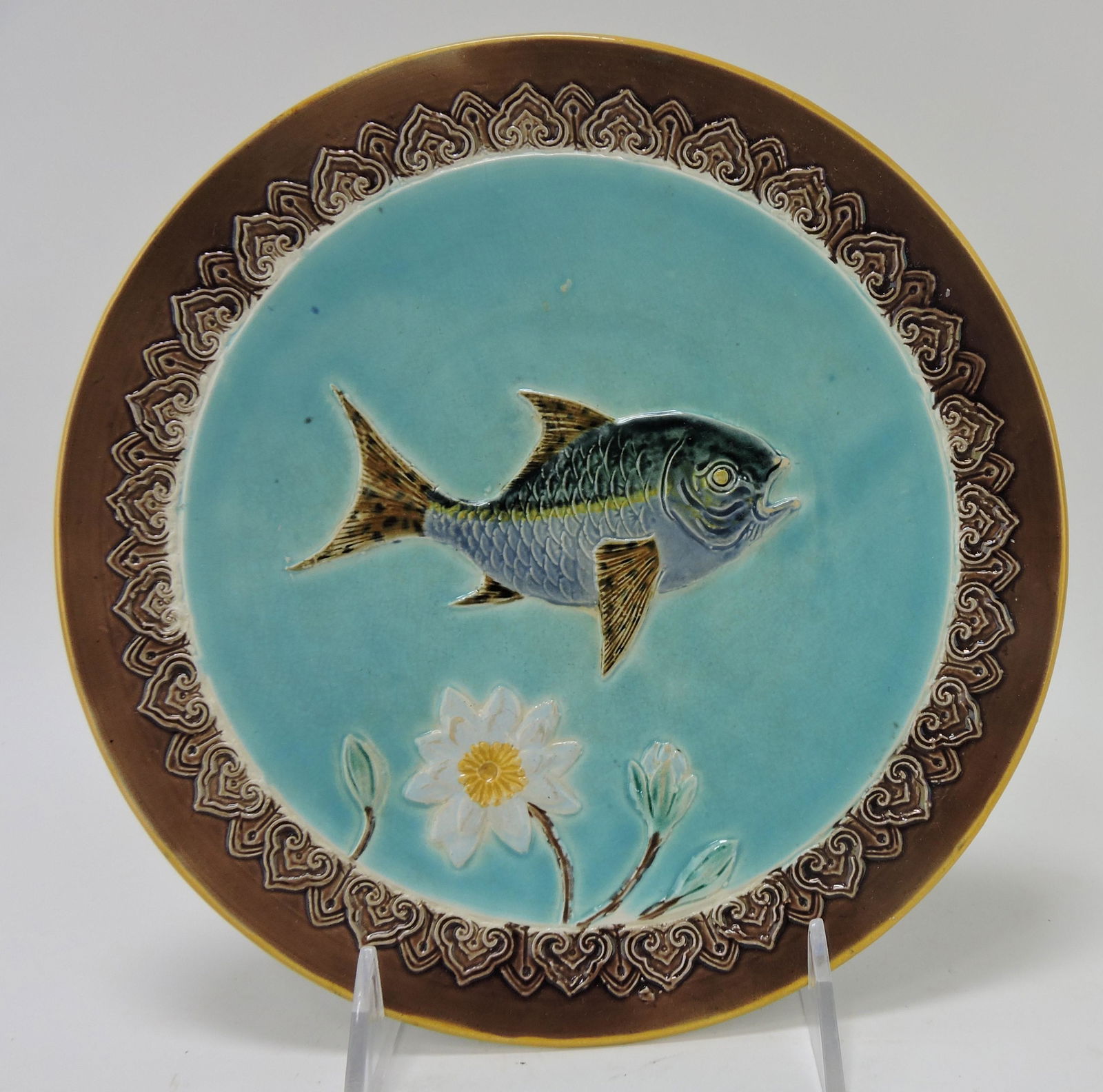 Holdcroft majolica fish and daisy: turquoise plate, 8 1/2"