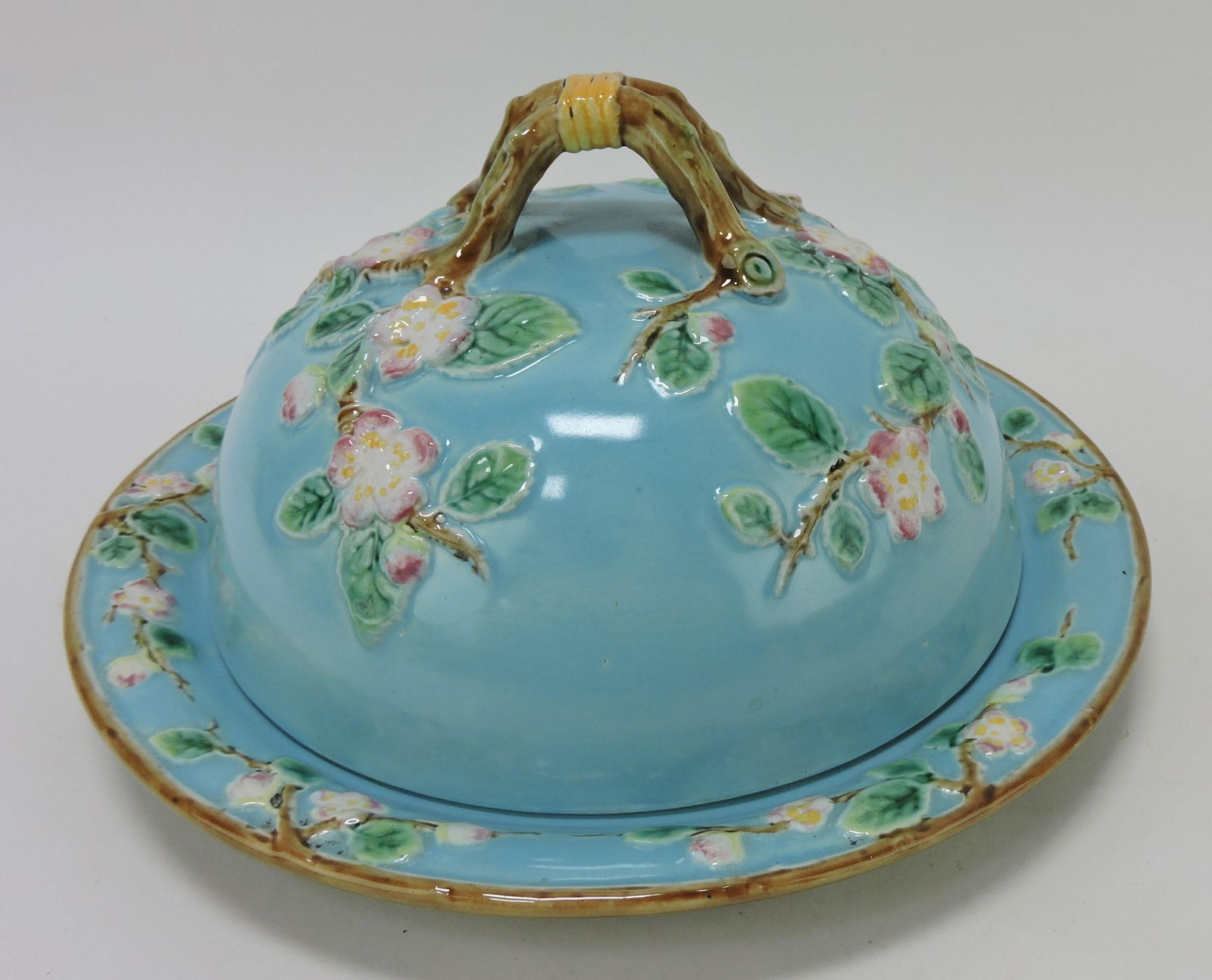 George Jones majolica apple blossom: covered muffin dish with vine handle, 5"h, 10"d