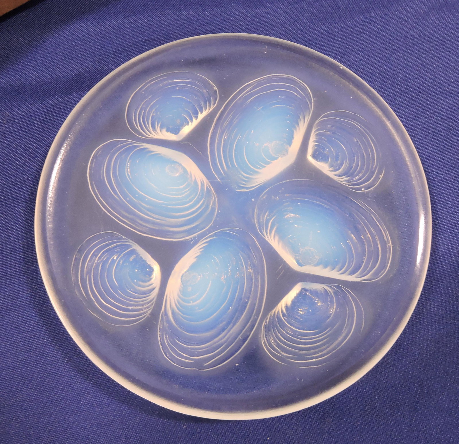 Sabino opalescent glass oyster: plate, 6 1/4"