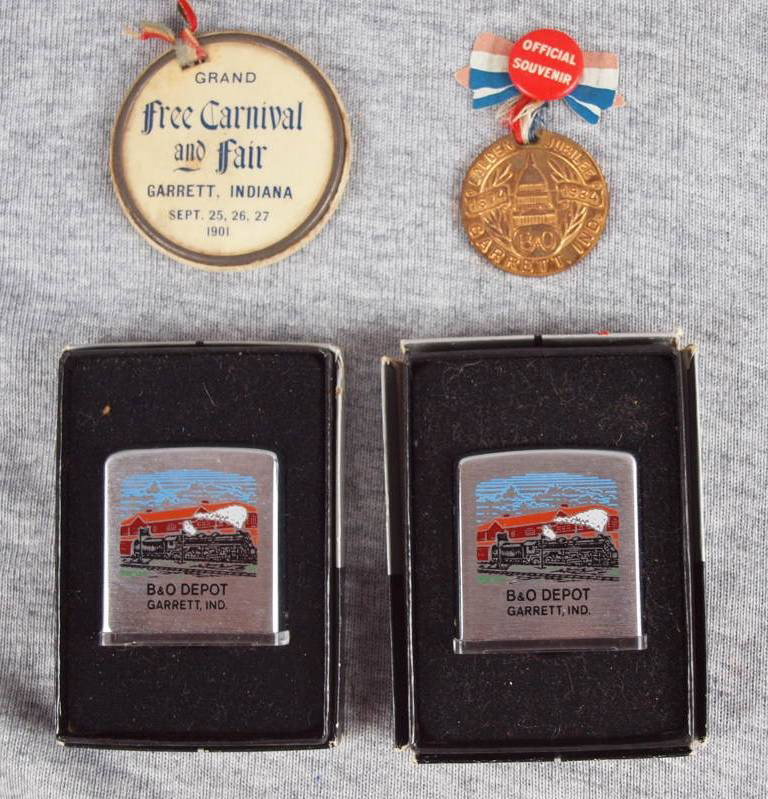 Lot of 4 Garrett, Indiana souveniers - 2 pins and : Lot of 4 Garrett, Indiana souveniers - 2 pins and 2 magnifying glasses
