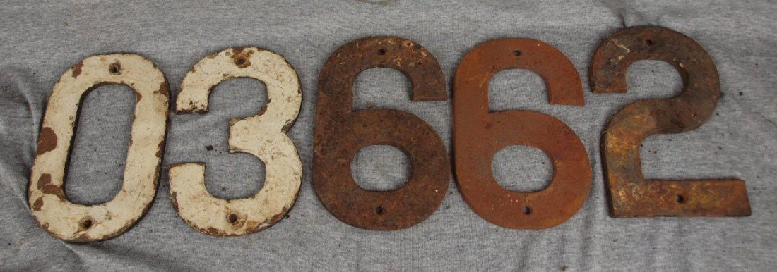 Lot of 5 cast iron numbers "0", "3", 2 - "6", and: Lot of 5 cast iron numbers "0", "3", 2 - "6", and "2"