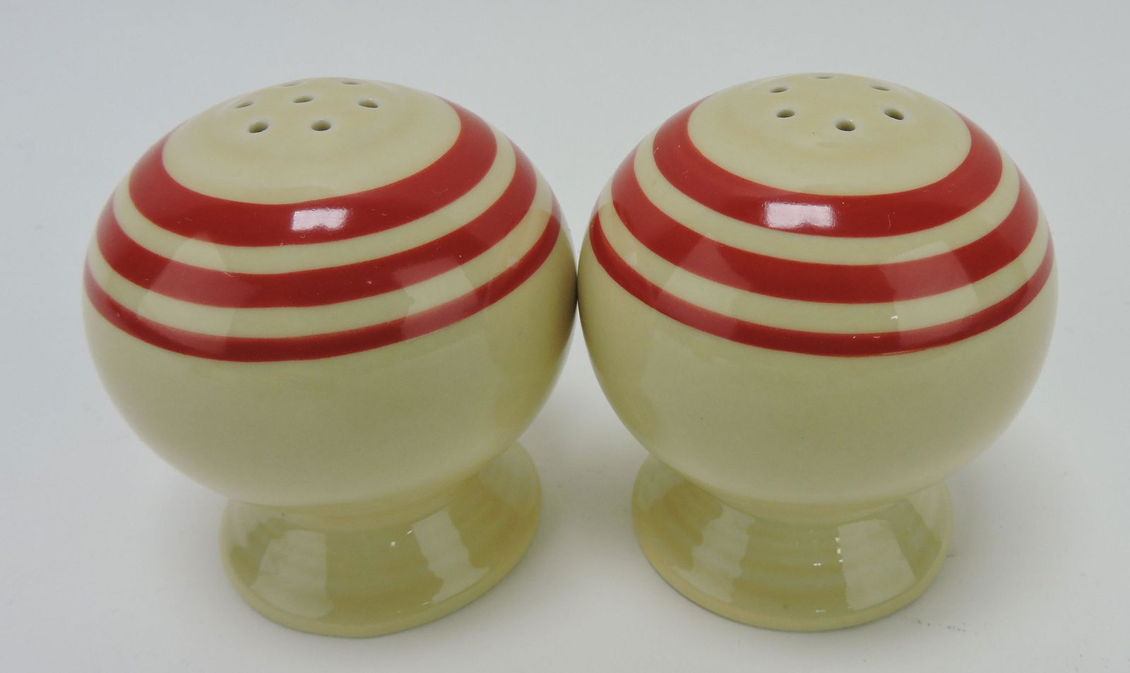 Fiesta Post 86 pair of ivory with red: stripe shakers
