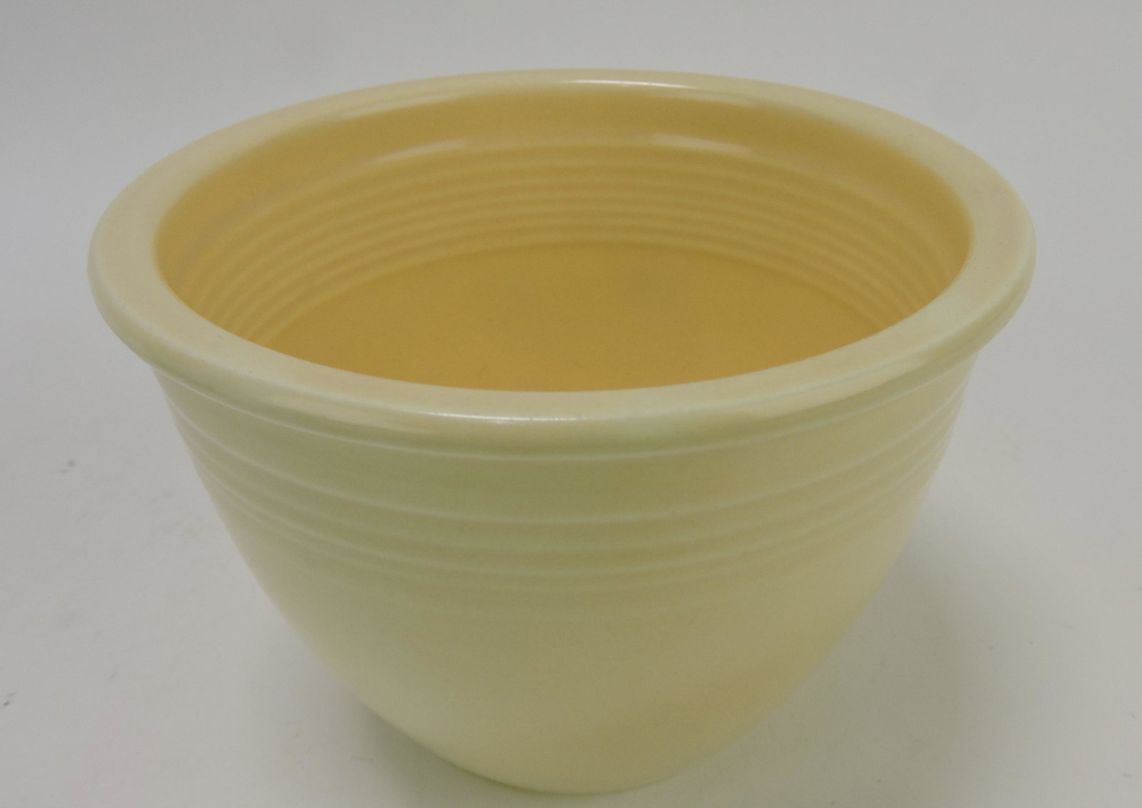 Fiesta #1 mixing bowl, ivory, inside: rings