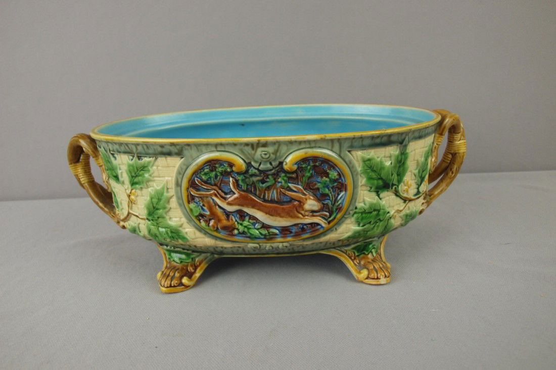 MINTON majolica gun dog tureen base, 12 1/2"l, rim: MINTON majolica gun dog tureen base, 12 1/2"l, rim nick