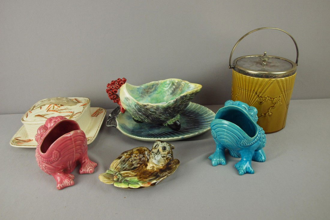 Majolica lot of 6 pieces - George Jones sardine box: Majolica lot of 6 pieces - George Jones sardine box, 2 Wardle frog vases, Wedgwood biscuit jar, Portugal shell sauce boat and stand and figural owl tray, various condition