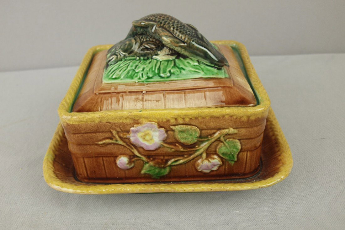 Majolica sardine box with overlapping fish on lid: Majolica sardine box with overlapping fish on lid
