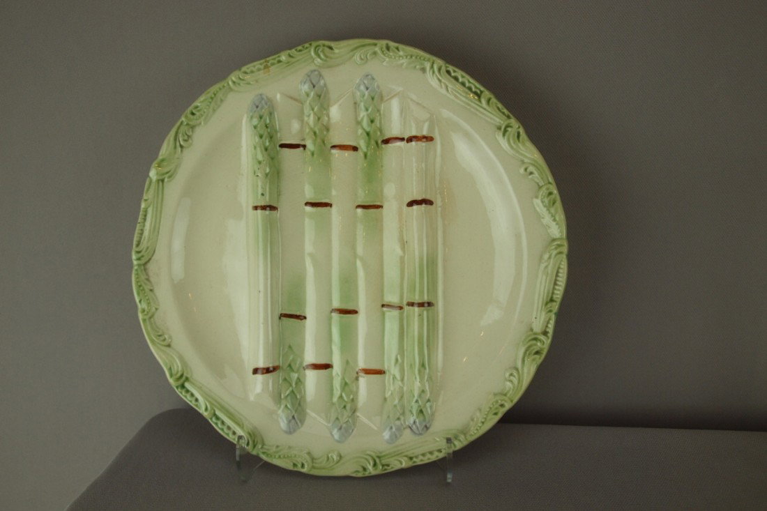 Longchamp French majolica asparagus plate, 10" : Longchamp French majolica asparagus plate, 10"