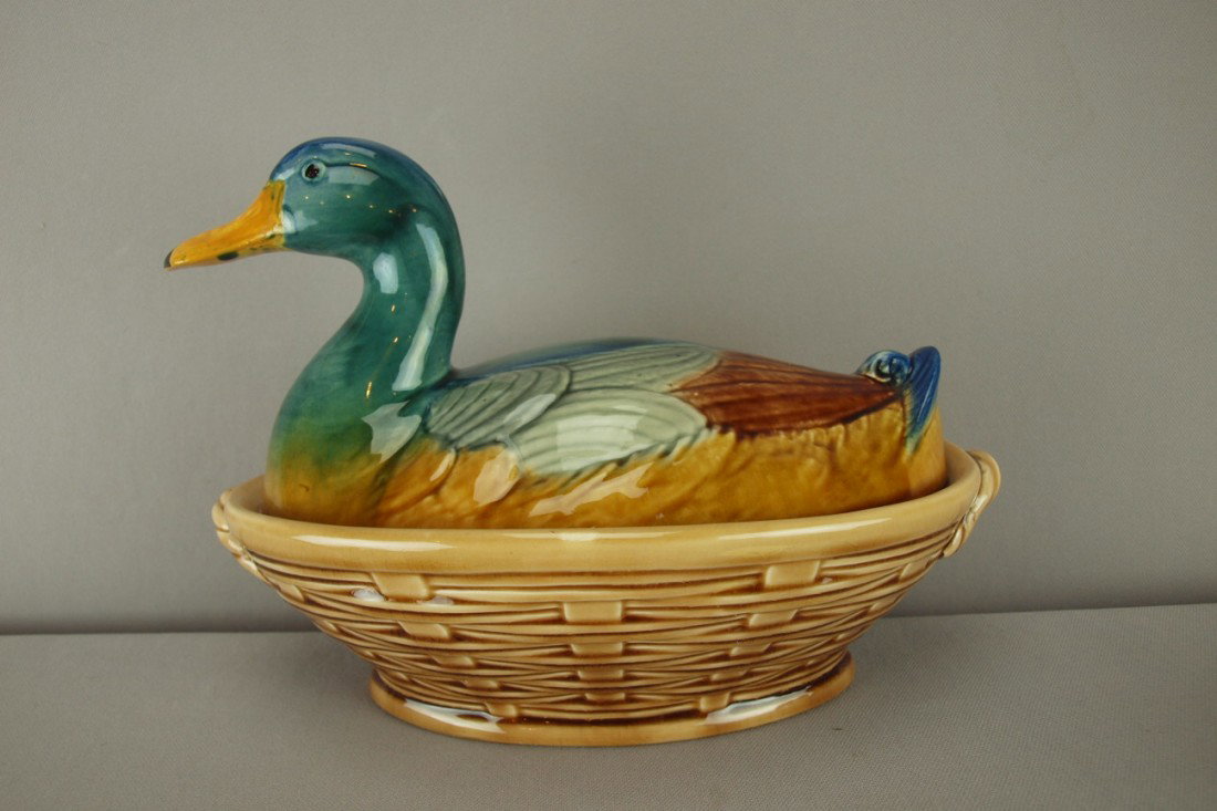 SARREGUEMINES duck covered tureen, 11 1/2"l, 8 1/2: SARREGUEMINES duck covered tureen, 11 1/2"l, 8 1/2"h