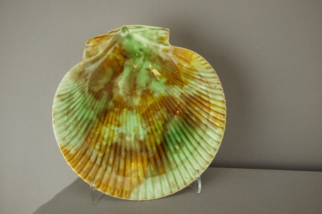 WEDGWOOD shell shaped majolica plate, 8 3/4": WEDGWOOD shell shaped majolica plate, 8 3/4"