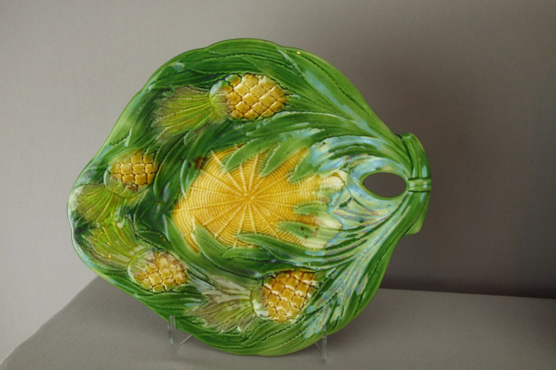 GEORGE JONES pineapple tray, minor hairline, 11" : GEORGE JONES pineapple tray, minor hairline, 11"