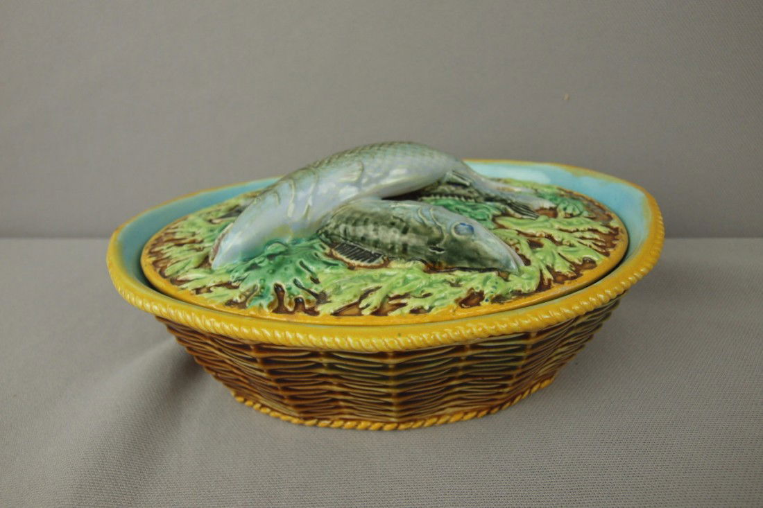 GEORGE JONES rare form sardine basket with overlap: GEORGE JONES rare form sardine basket with overlapping fish on lid and oval basketweave base, repairs to base, 8"l