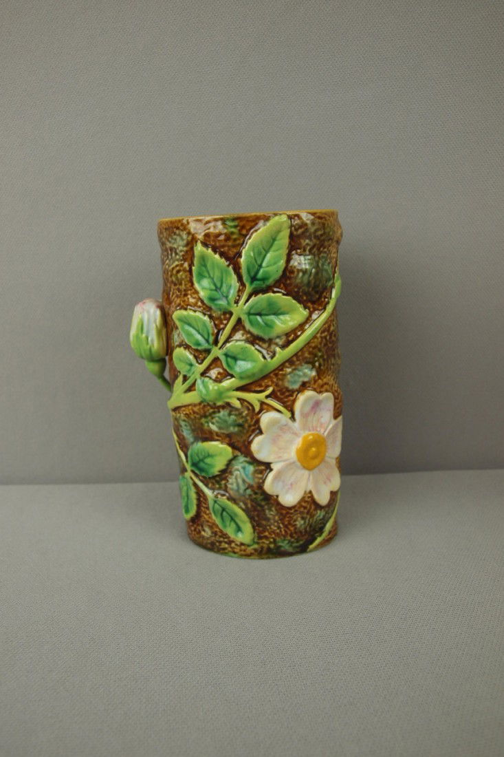 GEORGE JONES wild rose vase, nice color, hairline,: GEORGE JONES wild rose vase, nice color, hairline, 5 1/4"