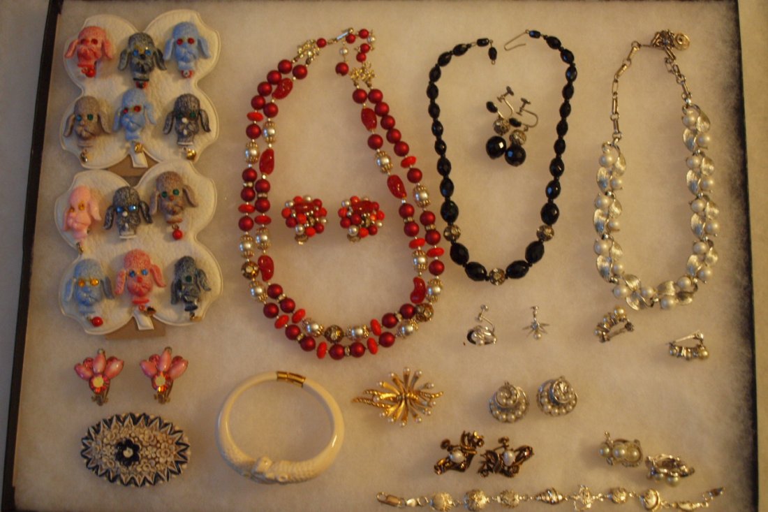 Lot of assorted jewelry: Lot of assorted jewelry, Ciner, Trafari, Marvella, Coro, Beau Jewels and others